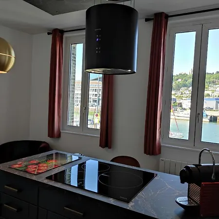 Le Reflet Des Voiles Face Au Port De Lägenhet *