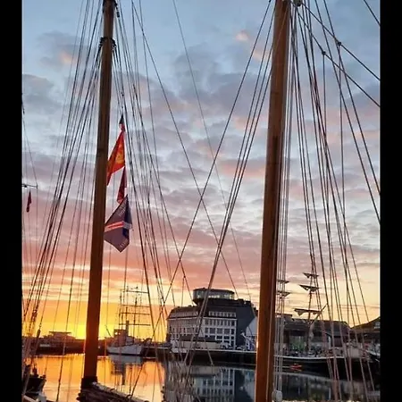 Le Reflet Des Voiles Face Au Port De Lägenhet