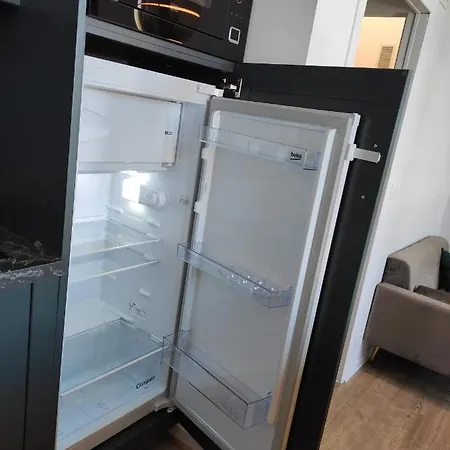 Le Reflet Des Voiles Face Au Port De *