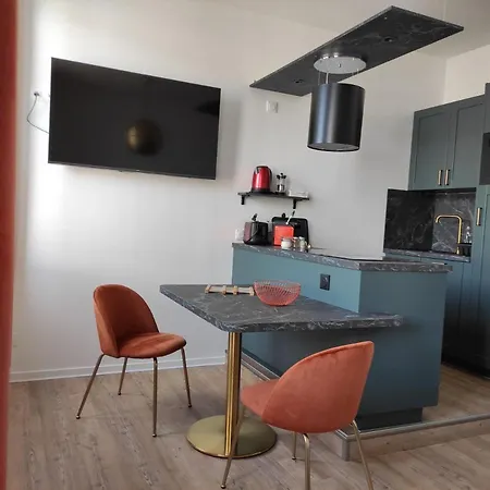 Le Reflet Des Voiles Face Au Port De *