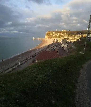 Le Reflet Des Voiles Face Au Port De *