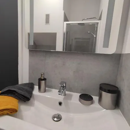 Daire Le Reflet Des Voiles Face Au Port De *