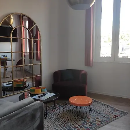 Daire Le Reflet Des Voiles Face Au Port De *